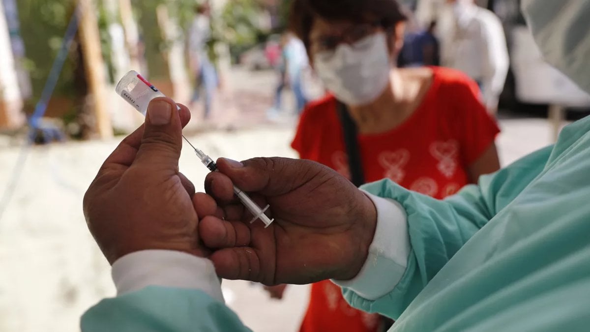 Pakistan’da çocuk felcine karşı aşılama yapan ekibe silahlı saldırıda 2 kişi öldü