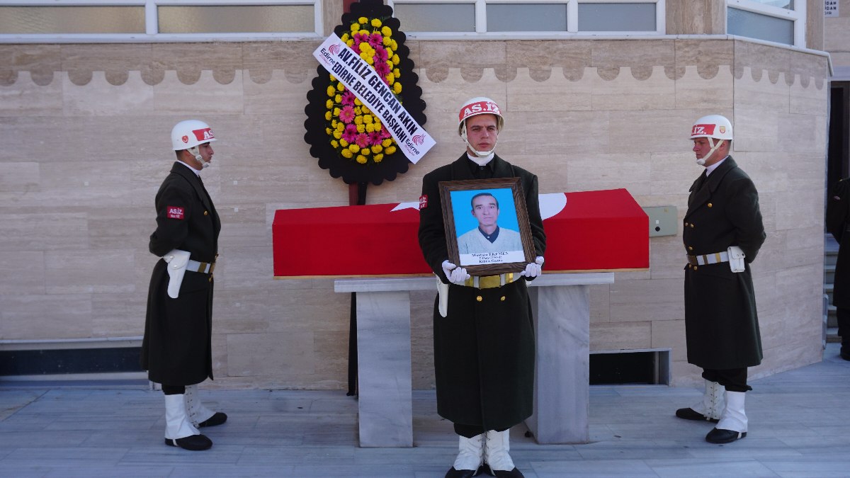 Son yolculuğuna uğurlanan Kıbrıs Gazisi Mustafa Ekemen için Edirne’de askeri tören