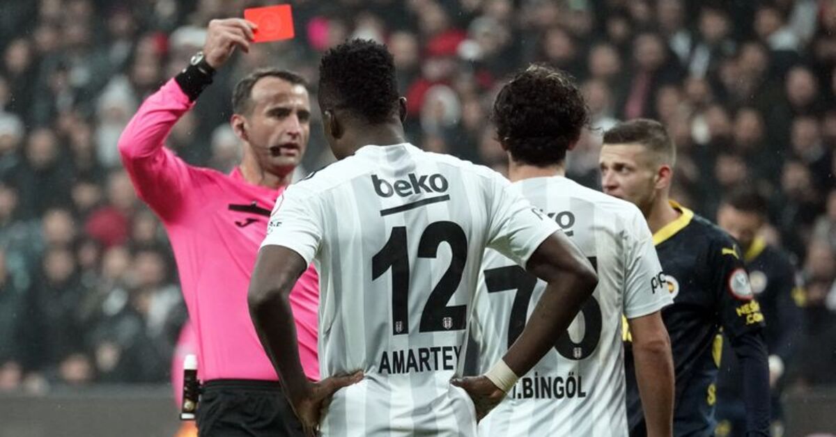 Beşiktaş-Fenerbahçe derbisinde kartlar havada uçuşuyor!