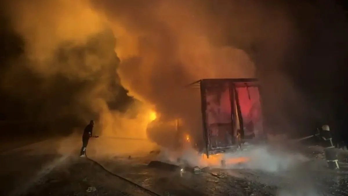 Çorum’da kumaş yüklü TIR alevlere teslim oldu