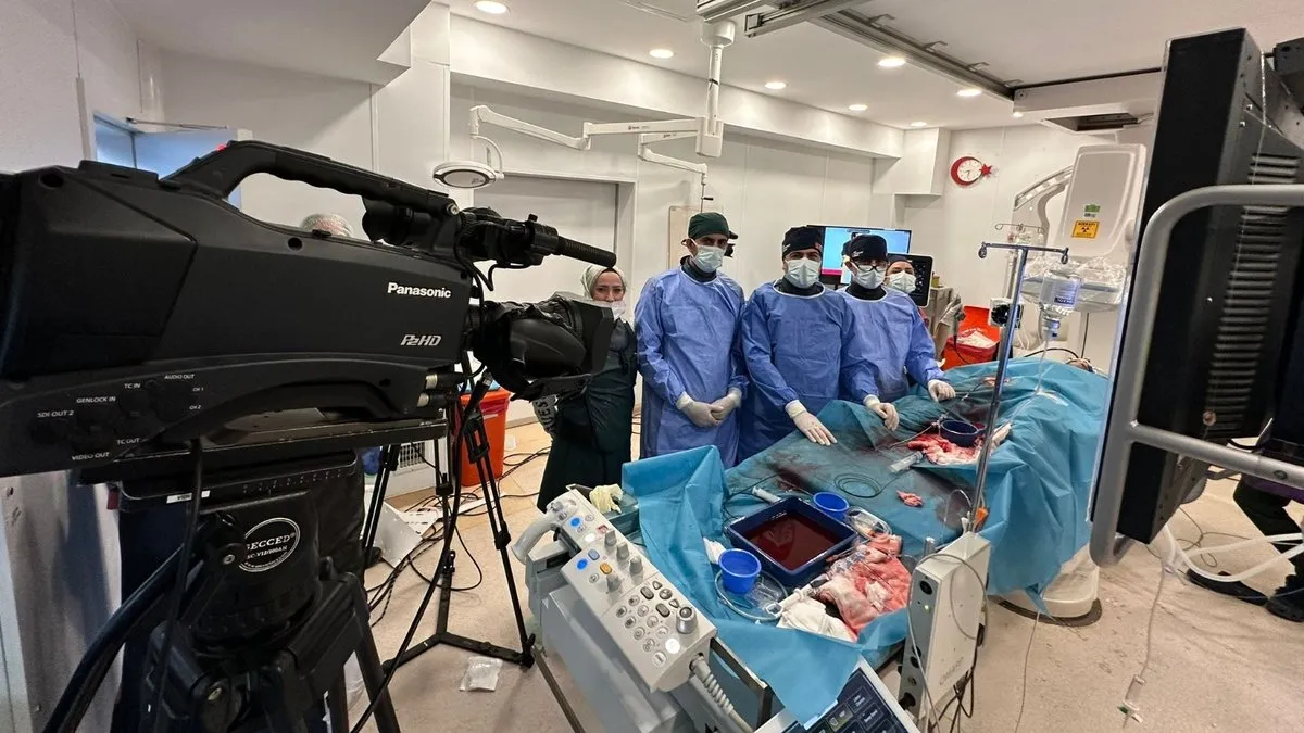 Gaziantep’teki kalp ameliyatını İstanbul’da 500 doktor canlı yayında izledi