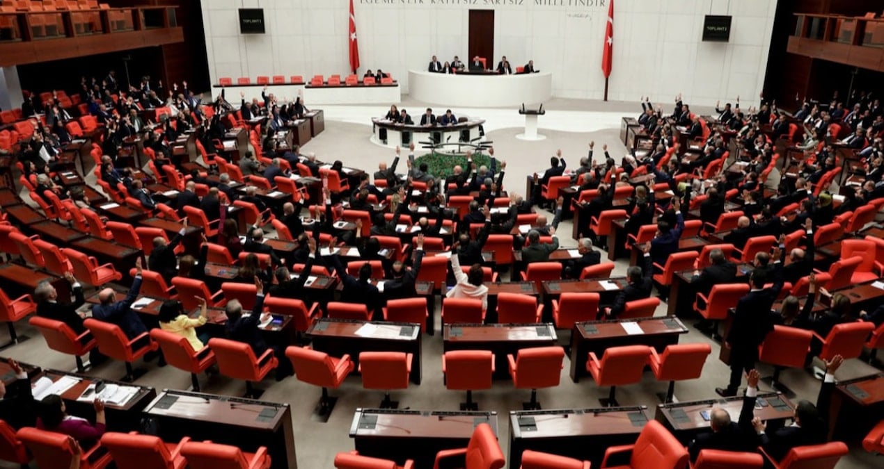 İktidar, milletvekili transferi yasağı önergesini reddetti