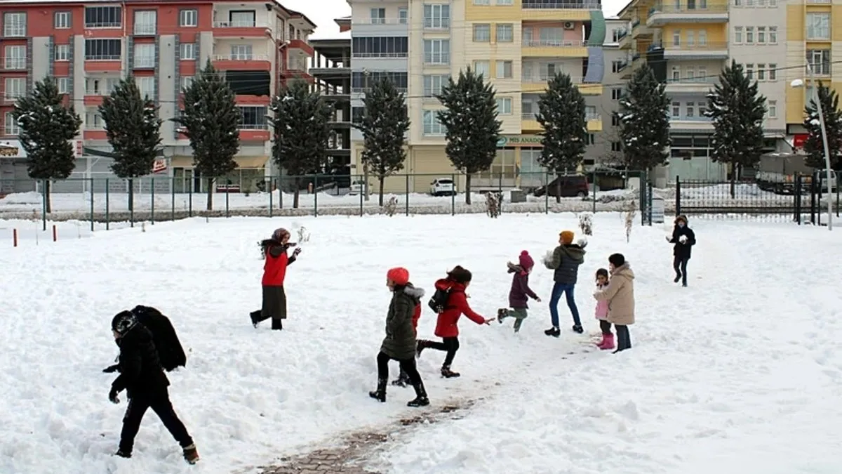 SON DAKİKA | Valilikler peş peşe duyurdu! Eğitime kar engeli: Birçok ilde okullar tatil edildi