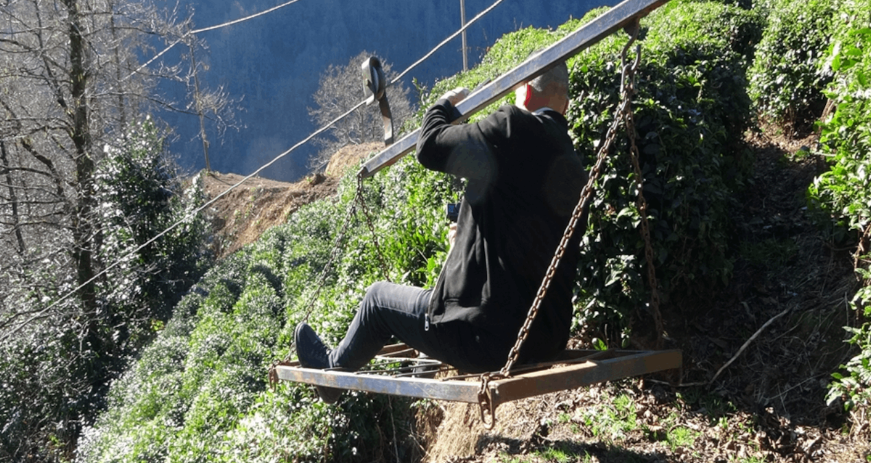 Teleferikle tehlikeli yolculuk son buldu