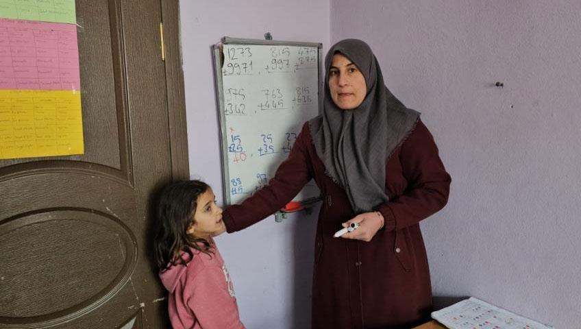 Türkiye’nin en yüksek rakımlı köyünün tek öğretmeni! Öğrencileri için her şeyi yapıyor
