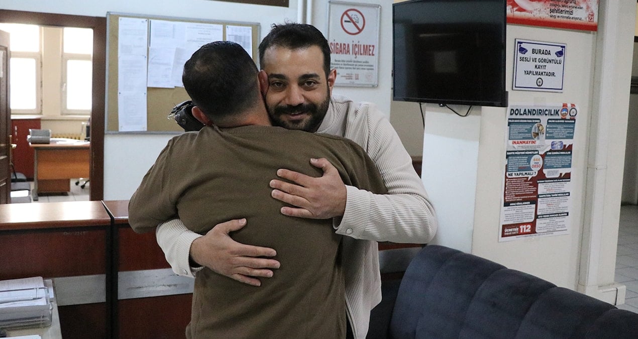 Yol kenarında bulduğu servet dolu çantayı sahibine teslim etti