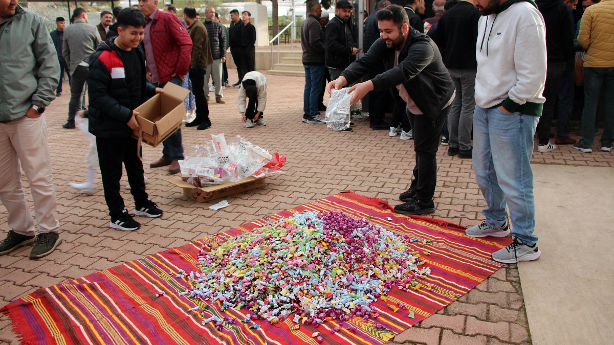 Antalya’da 150 yıllık gelenek: Cami bahçesinde çocuklara şeker dağıttılar