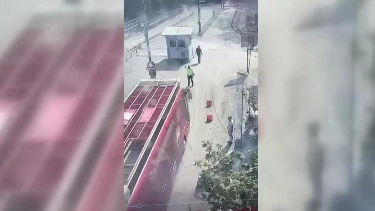 Otobüsü polisin üzerine sürdüğü açıklandı… O şoföre yurtdışı yasağıyla birlikte ev hapsi verildi